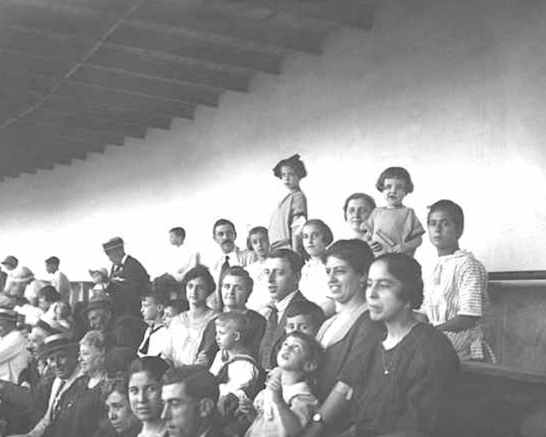 Familia en la Plaza de Toros 1924