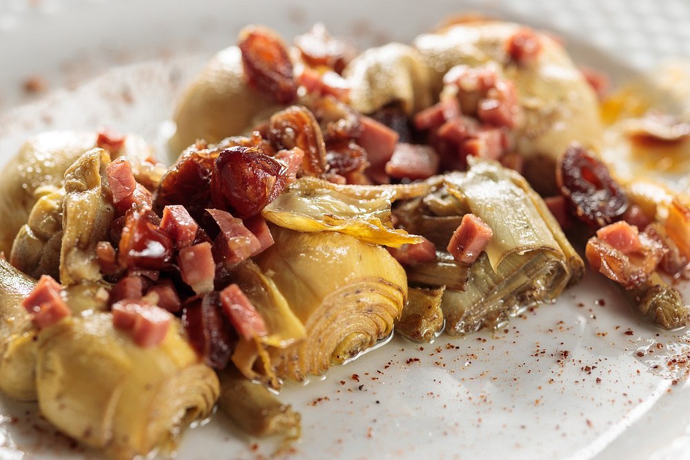 Alcachofas confitadas con jamón ibérico