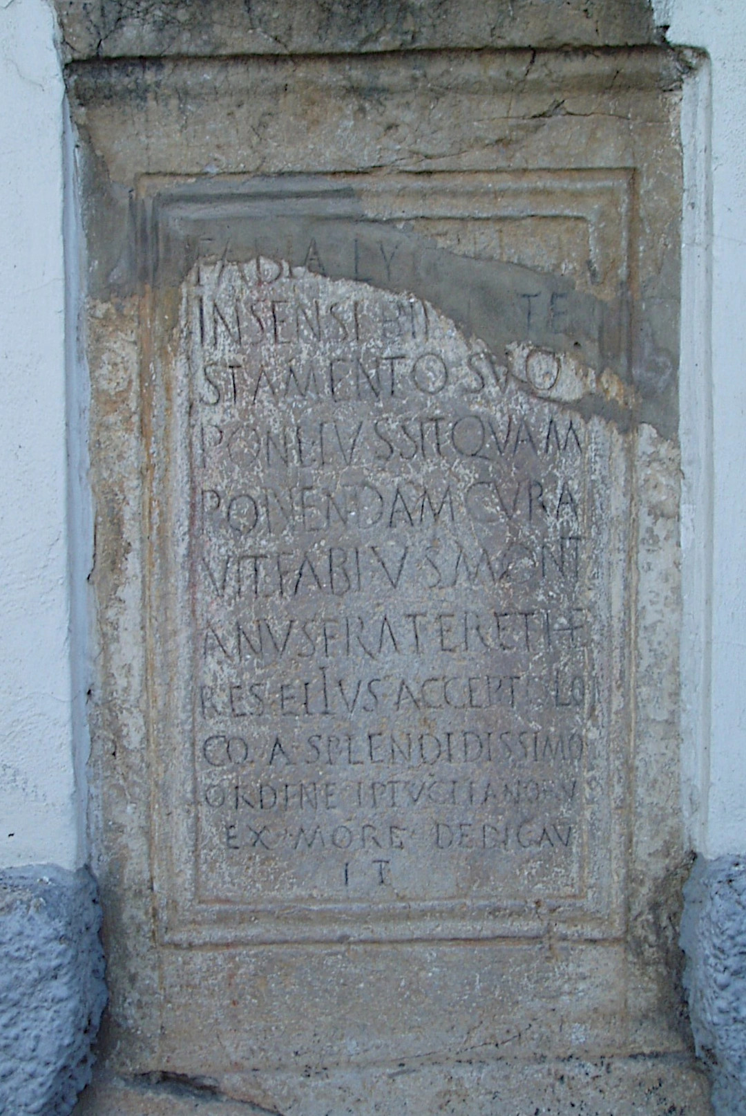 Detalle Inscripción del Cipo Funerario